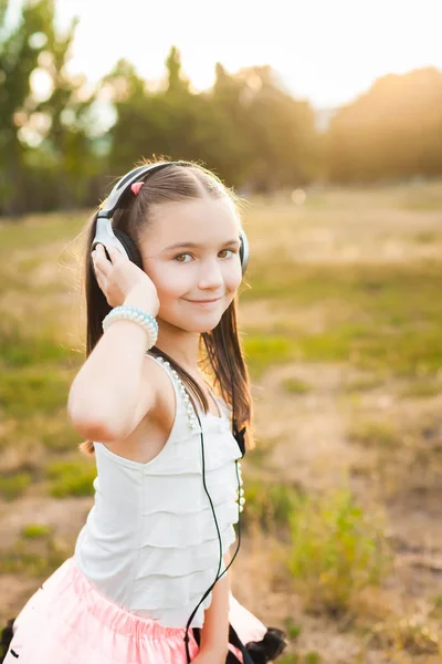 Radostná dívka poslouchající hudbu — Stock fotografie