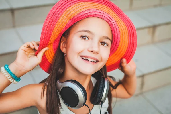 kırmızı şapka gülümseyen güzel kız