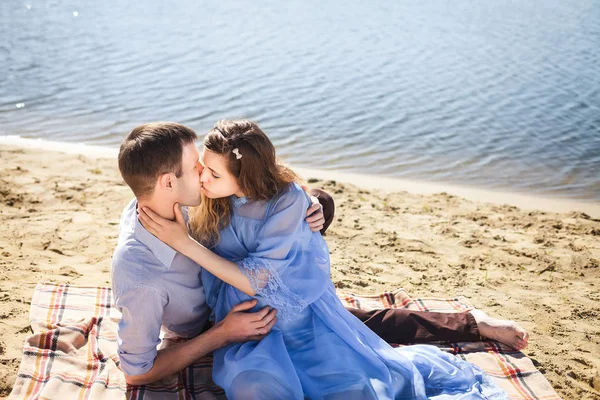 Pareja feliz descansando en la playa —  Fotos de Stock