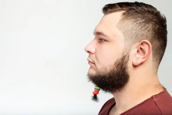 Jonge man met haar clips op de baard — Stockfoto