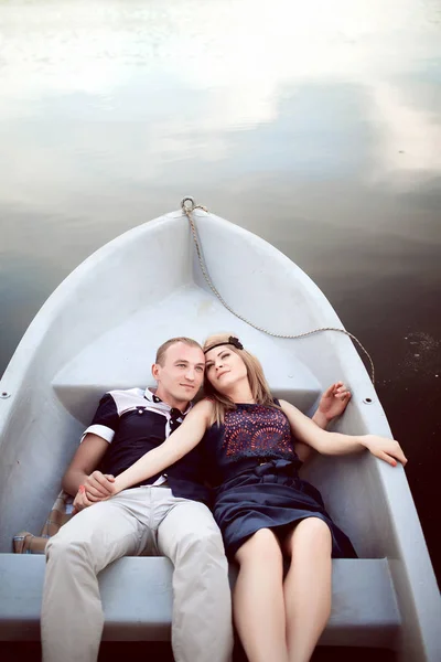 Прийняття чоловіка і жінки в човні — стокове фото