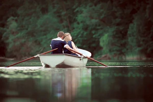 Flicka och pojke båtliv och kramas på sjön — Stockfoto