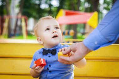 güzel çocuk bankta oturan