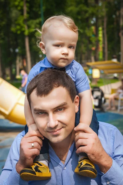 Baba ve oğul bahçede yürüyüş