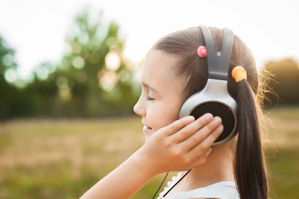 Krásné dítě s poslech hudby se sluchátky — Stock fotografie