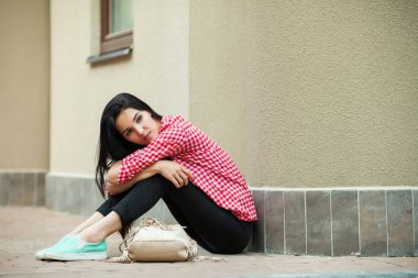 yerde oturan güzel kadın