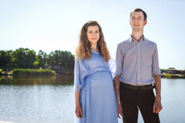 Gölün yanında çift ayakta