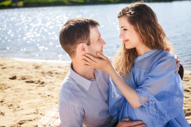 adam ve kız sahil Nehri üzerinde dinlenme