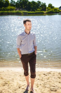 maliyet Nehri üzerinde yürüyen genç adam