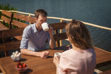 oldukça açık havada çay içme Çift