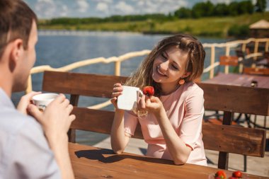 Açık havada çay içme genç Çift