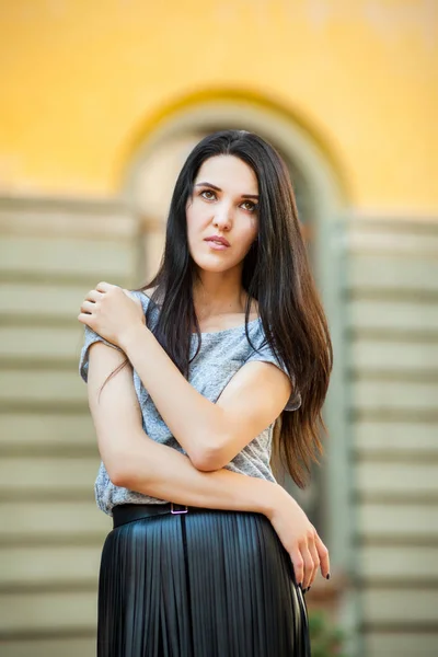 Bella ragazza posa vicino edificio — Foto Stock