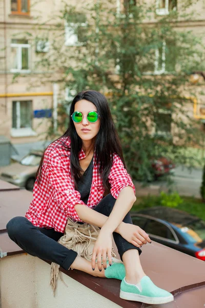 çatıda oturan güzel kadın