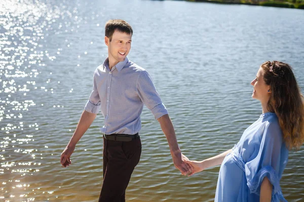 Encantadora pareja caminando en costa lago — Foto de Stock
