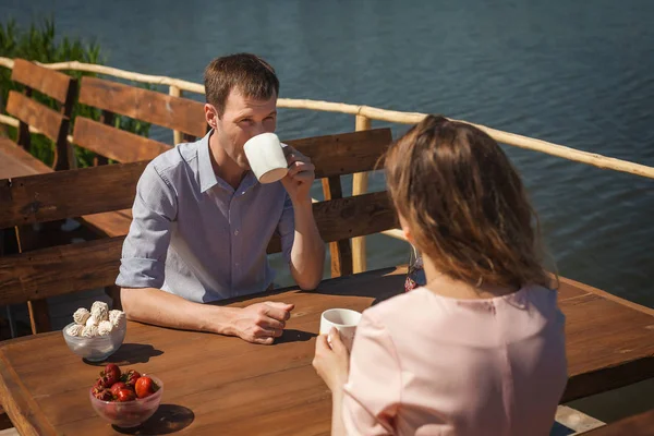 oldukça açık havada çay içme Çift