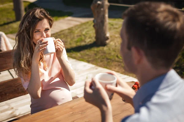 Trevligt par dricka te utomhus — Stockfoto
