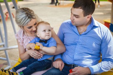 güzel aile Park'ta yürüyordunuz