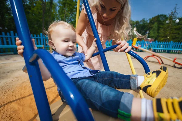 neşeli çocuk salıncak üzerinde