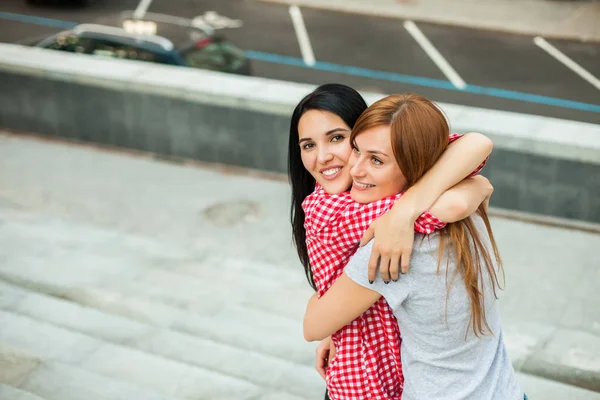 iki kız arkadaşım sarılma