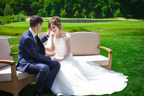 Yeni evli çift kanepede oturan — Stok fotoğraf