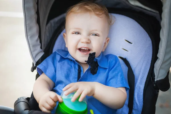 Щасливий хлопчик в колясці — стокове фото