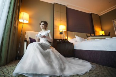 gelin düğün için hazırlanıyor