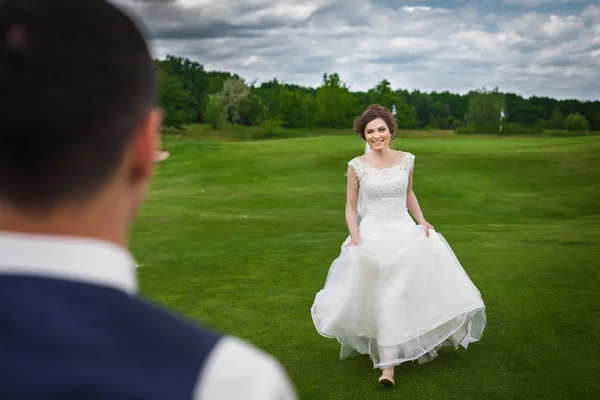 Gelin onun damat bir çayır üzerinde karşılamak için çalışıyor — Stok fotoğraf