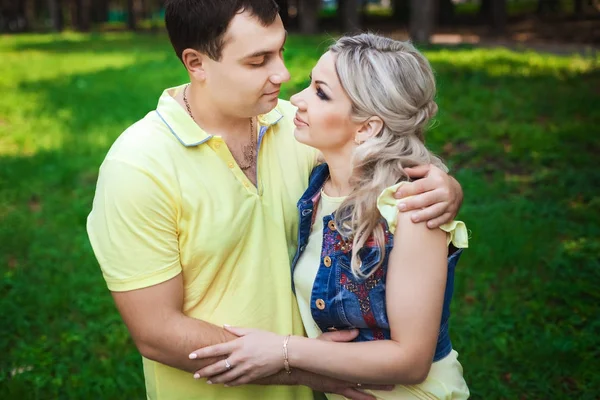 Casal bonito descansando no parque da cidade — Fotografia de Stock