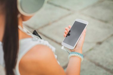 güzel kız beyaz telefon ile