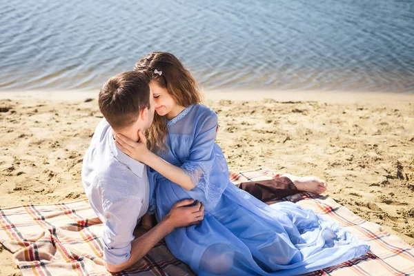 Agradable hombre y mujer descansando al aire libre —  Fotos de Stock