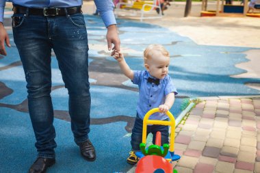 genç Baba ve oğul Park'ta yürüyordunuz