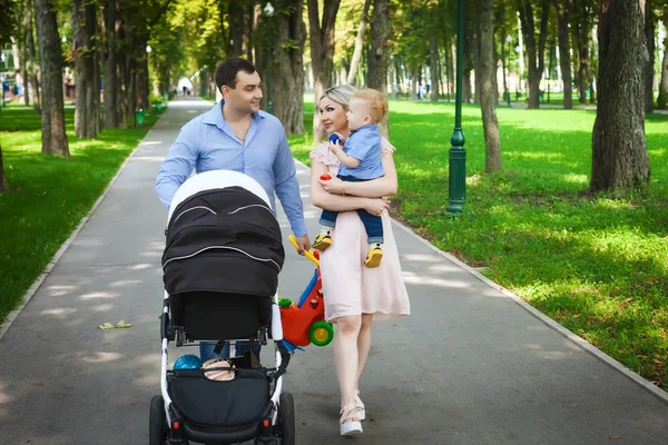 mutlu aile sokaklar park boyunca yürüyüş