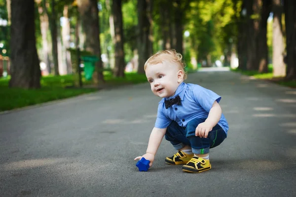 Menino feliz andando no parque no verão — Fotografia de Stock