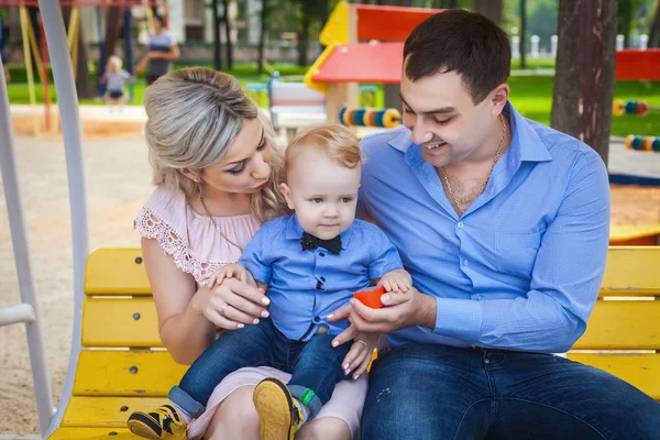 sweet aile Park'ta yürüyordunuz