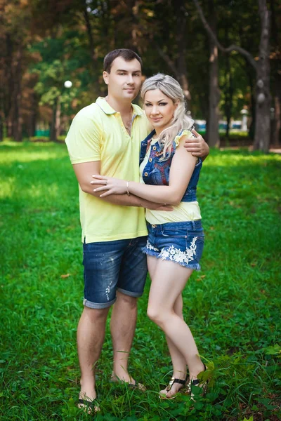 Casal feliz descansando no parque da cidade — Fotografia de Stock