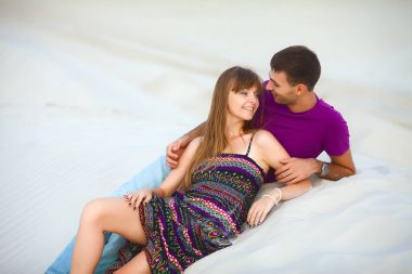 güzel çift kum üzerinde yalan