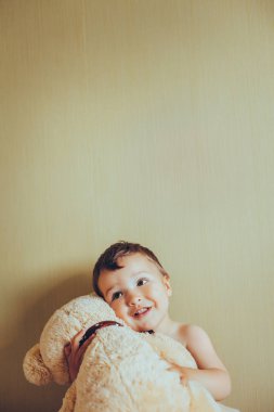 Bebek oyuncak ayı ile gülümseyen