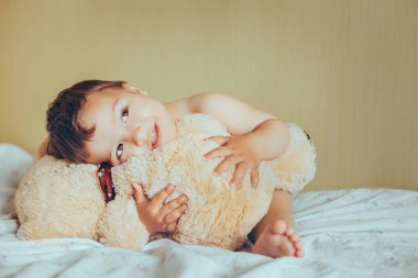 Oyuncak ayıyla tatlı bir bebek