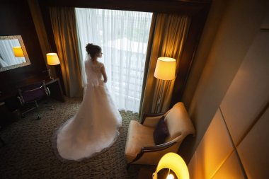 Lüks Oda, üstten görünüm penceresinde yakınındaki güzel şık esmer gelin