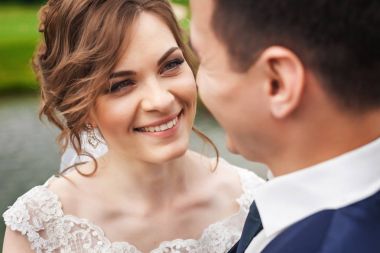 Güzel gelin ve damat doğa göl yakınındaki gülümseyen