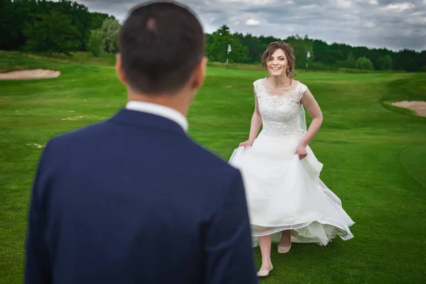 Noiva feliz correndo para encontrar seu noivo em um prado — Fotografia de Stock