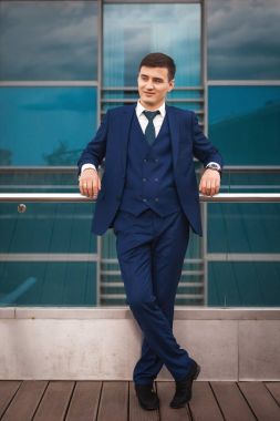 damat gelini için bekleyen mavi elbiseli