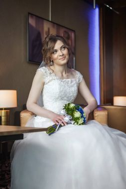 Gelin düğün buket otel sandalyede oturan ile