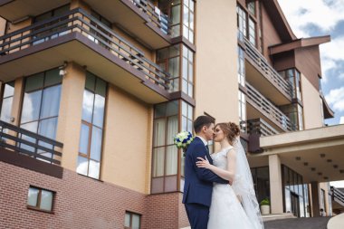 Yeni evli çift sarılma ve öpüşme şehir'in mimaride karşı