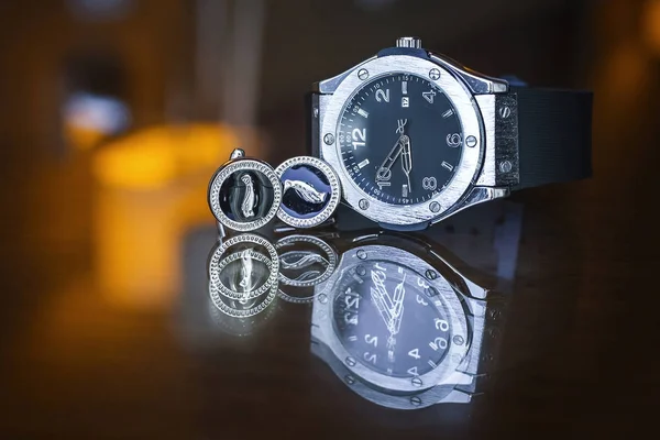 Zegarek i spinki do mankietów na stole lusterko — Zdjęcie stockowe