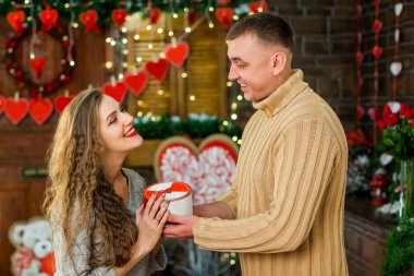 erkek kız mevcut verir