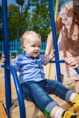 salıncak üzerinde iyi çocuk