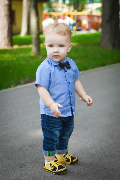 Criança loira andando no parque no verão — Fotografia de Stock