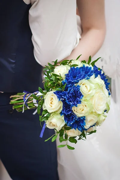 Ženich s nevěstou drží svatební kytice — Stock fotografie
