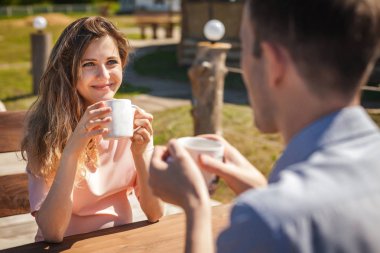 Romantik Çift açık havada çay içme